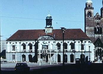Das Rathaus, im Hintergrund die Johanniskirche mit nur einer Turmspitze